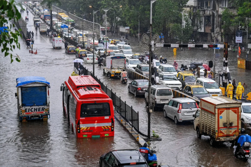 IMD Predicts 100mm+ Rainfall – Severe Waterlogging, Traffic Chaos, Train Delays Expected