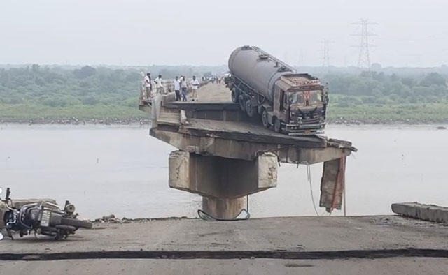 Tragedy in Gujarat: 9 Dead, Multiple Vehicles Plunge Into River After Bridge Collapse in Vadodara