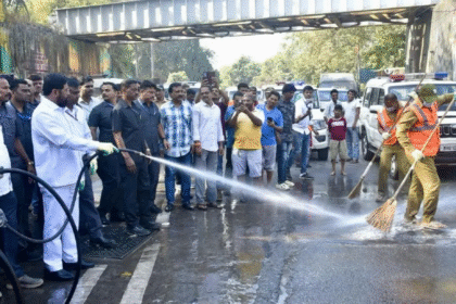 Maharashtra CM Eknath Shinde Joins 50+ Sanitation Workers to Clean Mumbai Roads — Powerful Message on Civic Duty