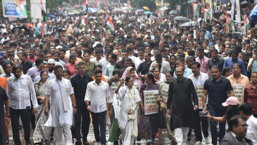 Mamata Banerjee Leads Protest March in Kolkata, Warns BJP of Political Backlash Over Harassment of Bengali Speakers