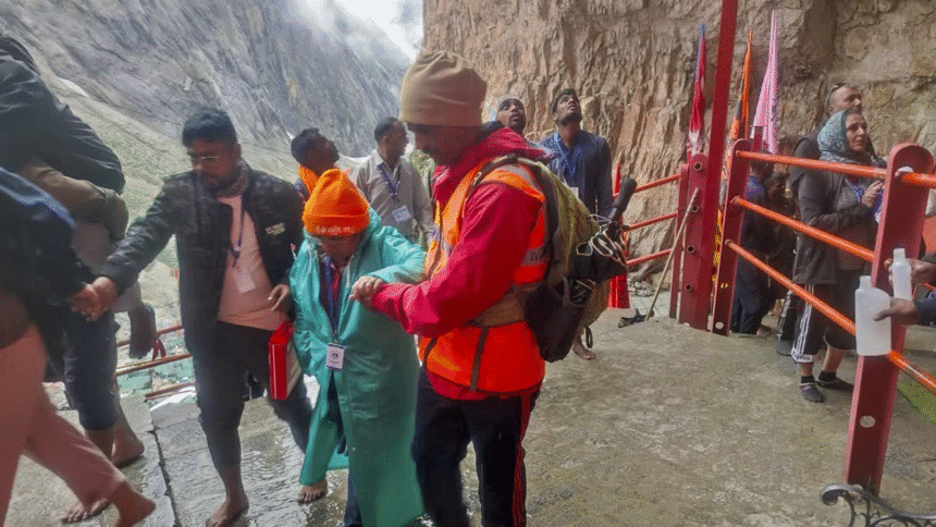Amarnath Yatra 2025 Suspended After Torrential Rain Batters J&K; 15,000 Pilgrims Stranded, Alert Issued Across 3 Districts