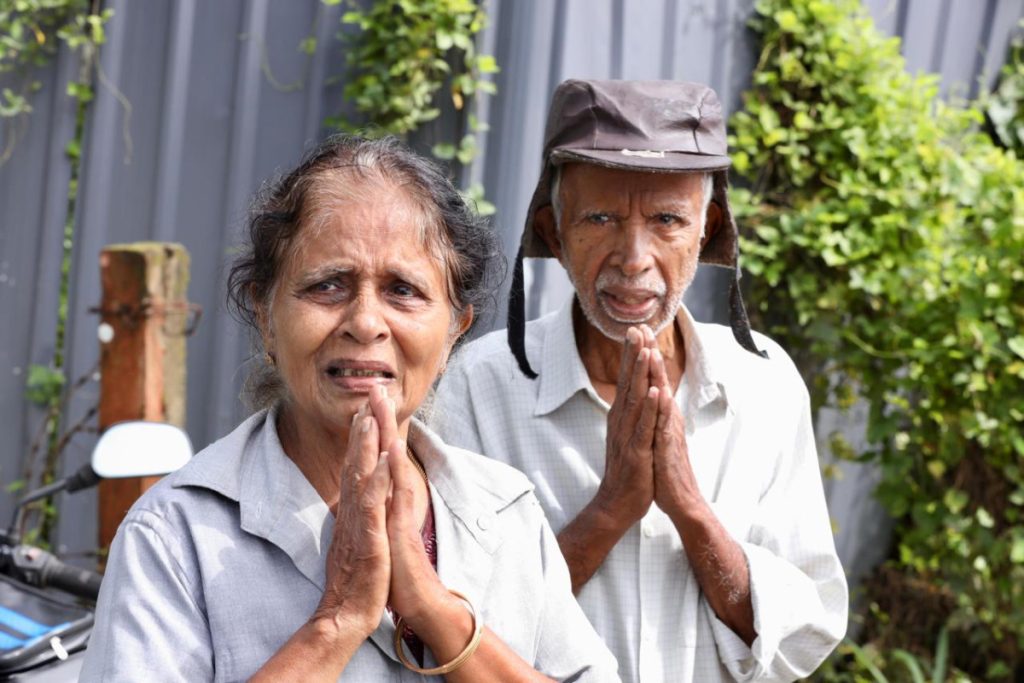 Two elderly people pay their respects to Achuthanandan.