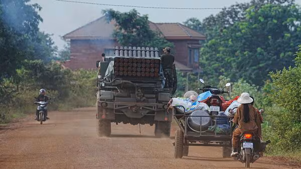Thailand-Cambodia Border Violence Escalates: Over 100,000 Flee, 14 Dead in Clashes | Key Updates