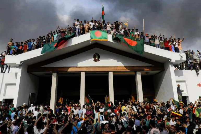 Antigovernment protesters storm Hasina’s residence in Dhaka, August 5, 2024