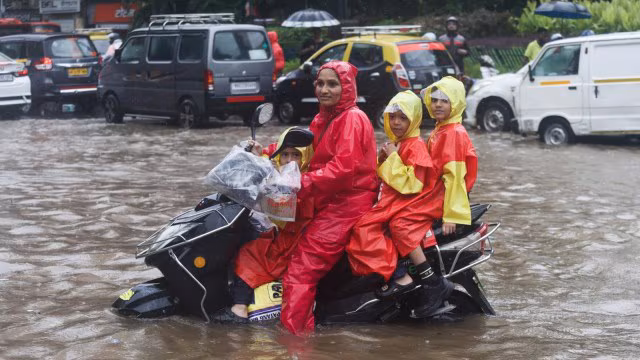 Mumbai Weather Today: Live Updates as Heavy Rains Bring Traffic Chaos and School Closures