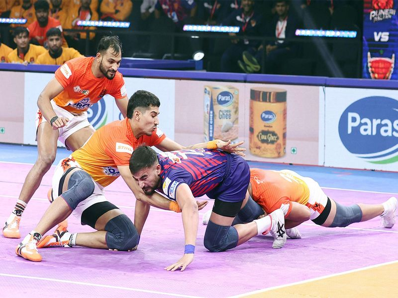 Pro Kabaddi League History: Ashu Malik’s Golden Raid Seals Dabang Delhi K.C.’s Thrilling Win Over Puneri Paltan in PKL Season 12