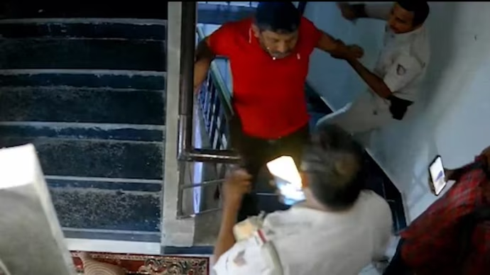 Delhi Drama: Drunk Man Refuses to Pay for Food Delivery, 2 Cops Rush to Intervene in Viral Incident