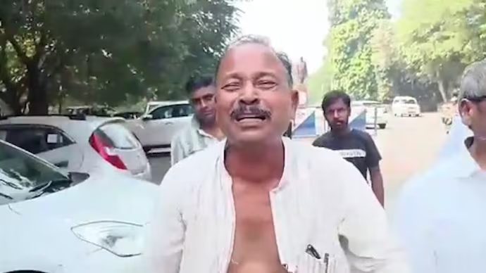 RJD Leader Breaks Down, Tears Kurta Outside Lalu Prasad’s Home After Poll Ticket Denial — Viral Video Gets 50K+ Views