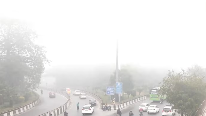 Dense Fog Engulfs Delhi-NCR: Visibility Plunges to Near Zero as AQI Stays ‘Very Poor’ for 5th Straight Day
