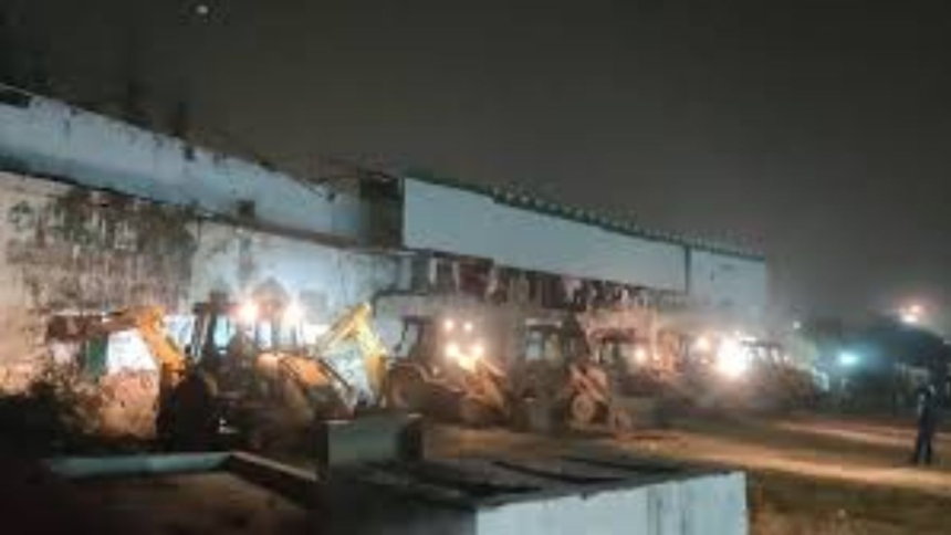 Midnight Crackdown: 3 Bulldozers, Tear Gas Deployed as MCD Launches Late-Night Demolition Near Delhi’s Faiz-e-Elahi Mosque