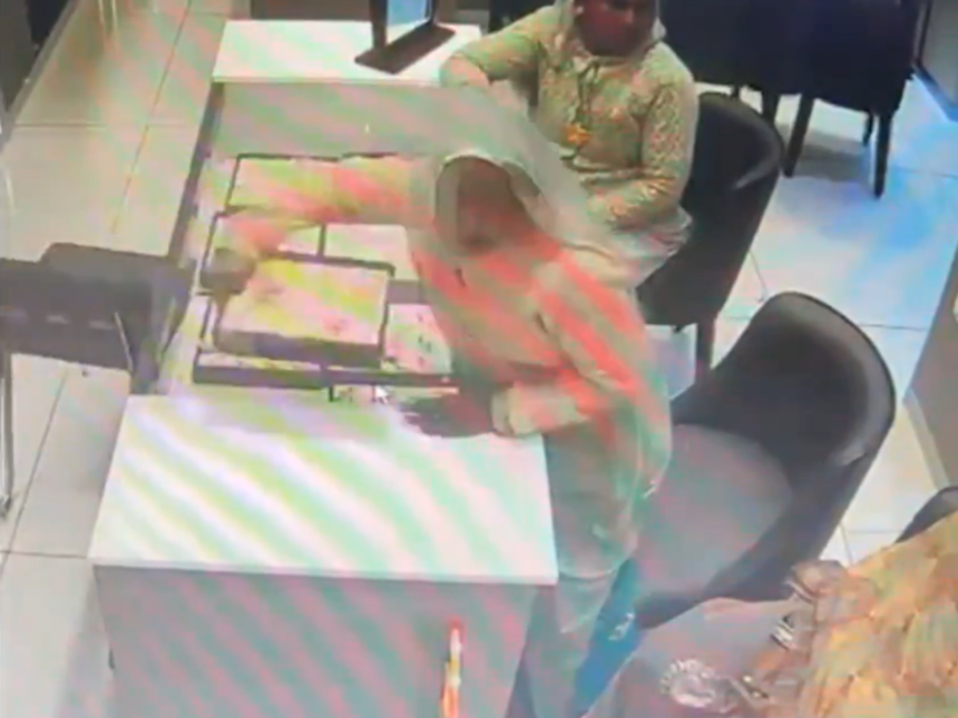 14 Minutes, ₹14 Lakh Heist: UP Women Steal Gold Jewellery in Shocking Store Theft