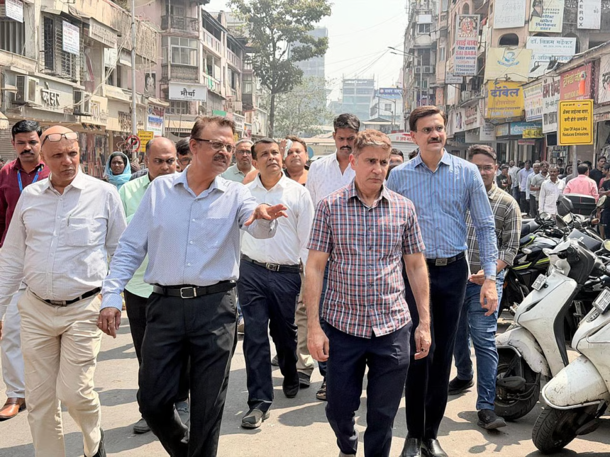 Mumbai Crackdown: 100% Footpaths Cleared of Illegal Hawkers as BMC Chief Bhushan Gagrani Leads Surprise Dadar Inspection