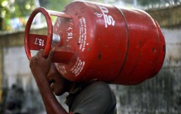 5 Big Updates: Government Responds To LPG Cylinder Shortage Hitting Mumbai & Bengaluru Eateries
