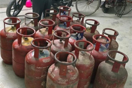 Mumbai Shock: 23 Empty LPG Cylinders Seized in Deonar — Gas Delivery Worker Booked in Explosive Illegal Storage Case