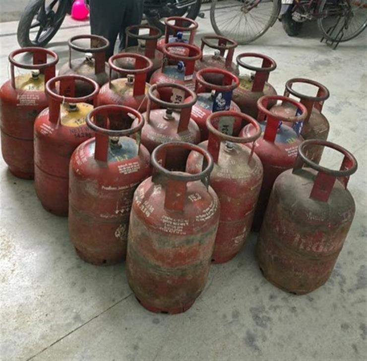 Mumbai Shock: 23 Empty LPG Cylinders Seized in Deonar — Gas Delivery Worker Booked in Explosive Illegal Storage Case
