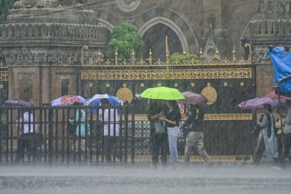 Mumbai Rain Alert: 100+ mm Rain in 24 Hours Triggers Waterlogging, Local Train Delays—7 Key Updates