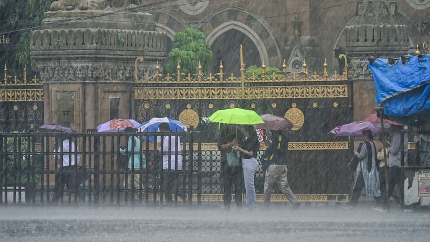 Mumbai Rain Alert: 100+ mm Rain in 24 Hours Triggers Waterlogging, Local Train Delays—7 Key Updates