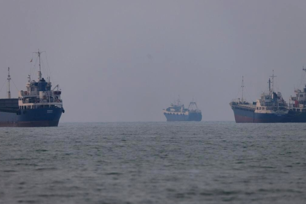 Strait of Hormuz Reopens: Global Shipping Traffic Surges Again After 7 Days of Tension